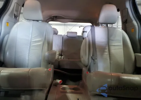 2012 Toyota Sienna Xle z USA, uszkodzony, nr VIN 5TDYK3DC8CS209488